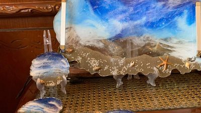 من الريزن والبورسلين.. دينا مجدي تُبدع قطع ديكور رائعة بالأعمال اليدوية