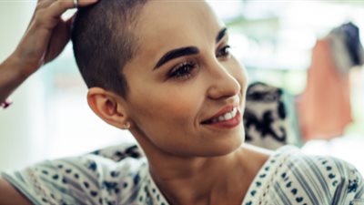 طرق فعالة لسرعة إنبات الشعر بعد العلاج الكيميائي
