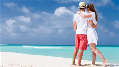 ليس للاستمتاع فقط.. تعرفي على مميزات وعيوب شهر العسل