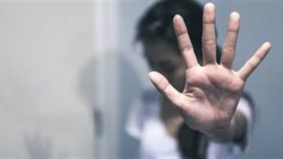 طعنته بالسكين.. بائعة خضار تقتل شابًا تحرش بها جنسيًّا أمام المارة