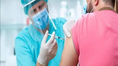 طبيب يكشف شرط دمج لقاحي كورونا والأنفلونزا معًا | فيديو