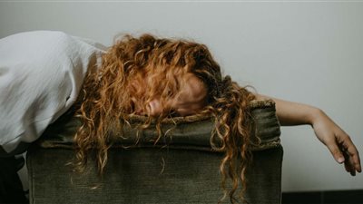 بلاش أفورة.. تعرفي على الفرق بين الحزن والاكتئاب