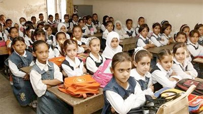 أستاذ علم اجتماع يكشف صلة جلوس الطالب في الديسك الأول بالتفوق 