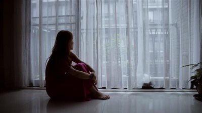 لو بنتك انطوائية.. تعرفي على صفاتها وطرق التعامل معها