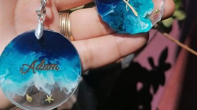 «علا طمان».. معلمة تتجه للأعمال اليدوية وتبدع في فن الزجاج والزخرفة