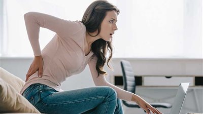 4 خطوات لتخفيف آلام الظهر عند الجلوس طويلًا وقت العمل 