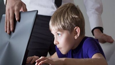 استشاري نفسي لـ«هير نيوز»: الأم سبب تأثر الطفل بخرافات خبراء طاقة المكان