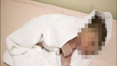 حملت سفاحًا وأجهضت نفسها ثم ألقت بجثة رضيعها على سلالم منزل