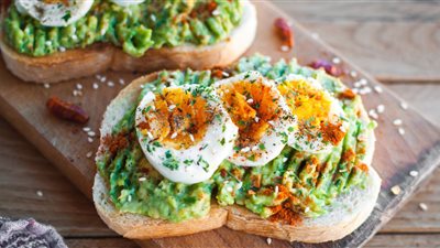 لإفطار صحي.. طريقة عمل التوست بالأفوكادو والتفاح 