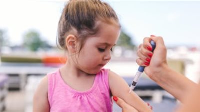 معاناة أولياء الأمور مع أطفالهم مصابي السكر في العام الدراسي | فيديو