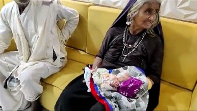 عجوز في الـ70 تضع مولودًا بعد صبر 45 عامًا