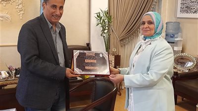 عميدة الدراسات الإسلامية تكرم الزميل محمد عبدالله مدير التحرير