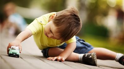 د. عباس يقدم لـ هير نيوز 6 طرق للتحكم في طاقة وحركة طفلك الزائدتين