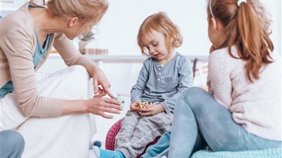 استشاري تعديل سلوك تكشف طرق علاج الخجل عند الأطفال 