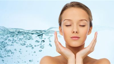 فوائد مذهلة للماء على البشرة.. اعرفيها