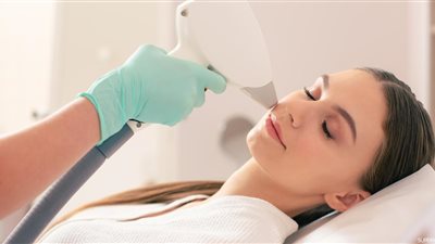 أخصائي أمراض جلدية يوضح لـ هير نيوز فوائد وأضرار إزالة الشعر بالليزر