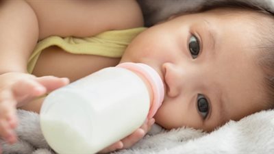 استشاري: أطفال اللبن الصناعي يصابون بتسوس الأسنان