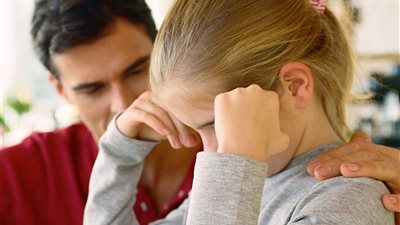 أستاذ علم اجتماع يوضح مخاطر هروب الفتاة من بيت أهلها