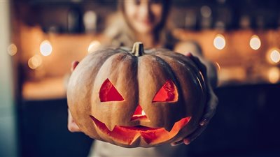 مع اقتراب «عيد الهلع».. فتيات يروين طرائف مفزعة مع صديقاتهن