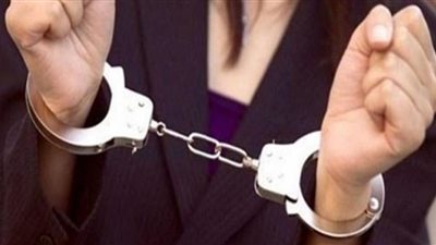 الأمن يكشف ملابسات فيديو لسيدة تشعل النار في بوابة عقار 