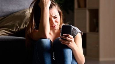 القبض على طالب بتهمة التحرش الإلكتروني والتشهير بفتاة 