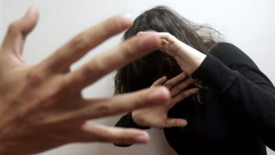 عاطل يعتدي بالضرب على بائعة لرفضها دفع الإتاوة