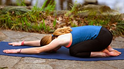 وضعيات يوجا للمبتدئات تزيل القلق والتوتر.. تعرفي عليها