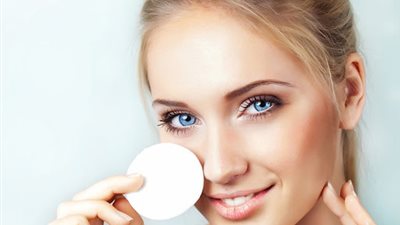 5 طرق طبيعية لإزالة المكياج تغنيكِ عن الـ