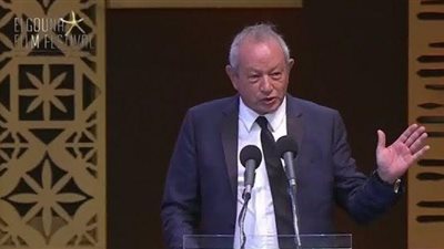 ختام مهرجان الجونة.. كيف سخر نجيب ساويس من إطلالات النجمات على الريد كاربت؟