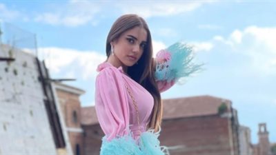 بالوردي والأزرق.. دُرة تتألق في أحدث ظهور لها على «إنستجرام»