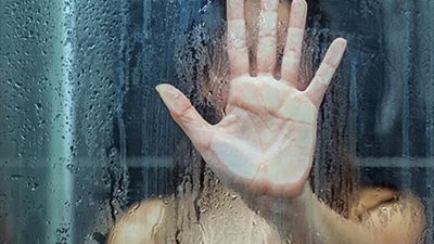 أخطاء تفعلها المرأة أثناء الاستحمام تضر صحتها