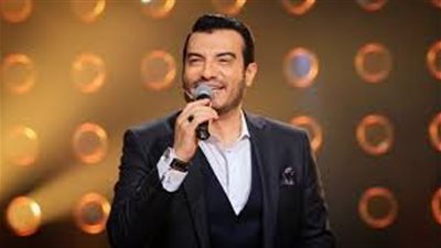 إيهاب توفيق يغني لكاميليا ورد 