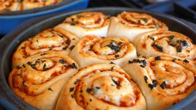 طريقة عمل بيتزا رول بالجبنة والصلصة في دقائق