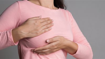 «استشاري نساء»: 5 أسباب وراء انتفاخ الثدي 