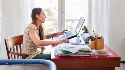 كيف تكسبين المال بسهولة دون مغادرة المنزل؟  