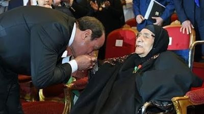 الرئيس والمرأة.. السيسي يُقبل أيادي أمهات الشهداء تقديرًا لبطولاتهن| فيديو
