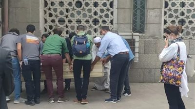 يسرا اللوزي تشيع جثمان والدها بملابس بيضاء