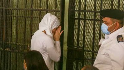 مرتدية عباءة بيضاء.. حنين حسام داخل المحكمة: «اتكلمي يا ماما.. صوتك وحشني»