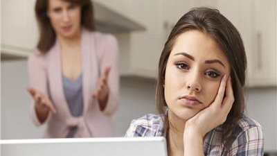 «صاحبيها».. كيف تحمي ابنتك المراهقة من مشاهدة المواقع الإباحية؟