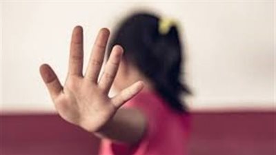 صورت اعتداءه على مسن.. سائق ميكروباص يهدد فتاة بالاغتصاب 