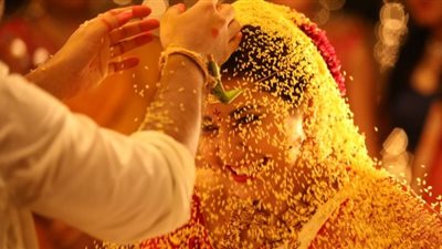 في الهند أمّ العجائب المرأة تتزوج شجرة أو كلبًا.. وترتدي الأرامل الفساتين البيضاء.. صور 