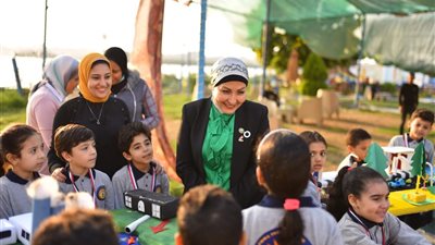 برلمانية تُكرم الأطفال الفائزين بالمركز الأول في المنتدى الأفريقي للابتكار