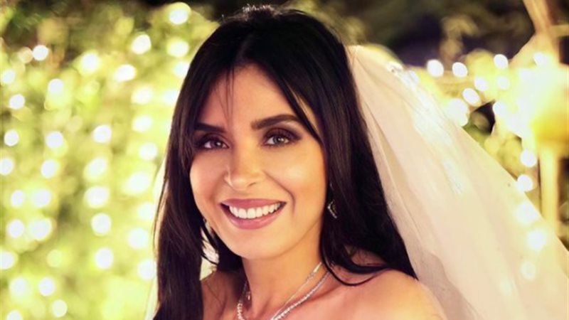 الفنانة دينا