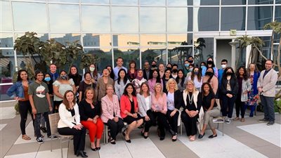 النائبة نسرين عمر تستعرض جهود الدولة لتمكين المرأة في مؤتمر نسائي بكاليفورنيا