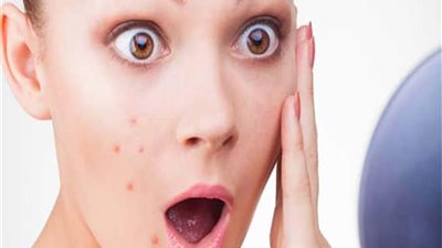 أضرار المكياج على الصحة والبشرة.. «حلوة من الخارج مريضة من الداخل»