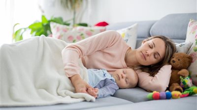 «لا تهجروا الفراش».. خبيرة طاقة تكشف مخاطر نوم الأم في غرفة الأطفال