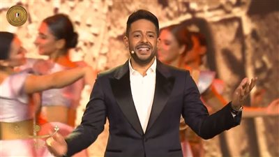محمد حماقي يبدأ أولى أغاني الحفل الأسطوري «طريق الكباش»