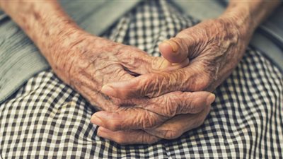 طالب بكلية الهندسة يقتل مسنة لسرقة مشغولاتها الذهبية في المنصورة