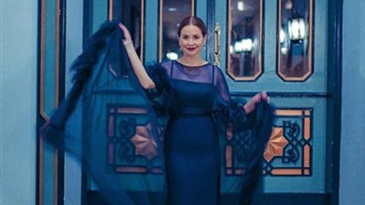 ريا أبي راشد بفستان طويل ذي فتحة جانبية في مهرجان القاهرة السينمائي