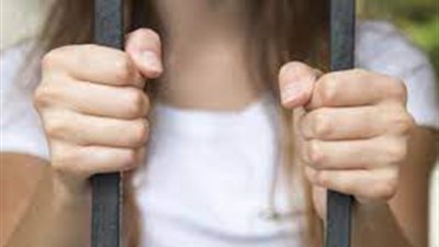 إحالة طفلة إلى الجنايات.. قتلت والدها وأشعلت النيران فيه  